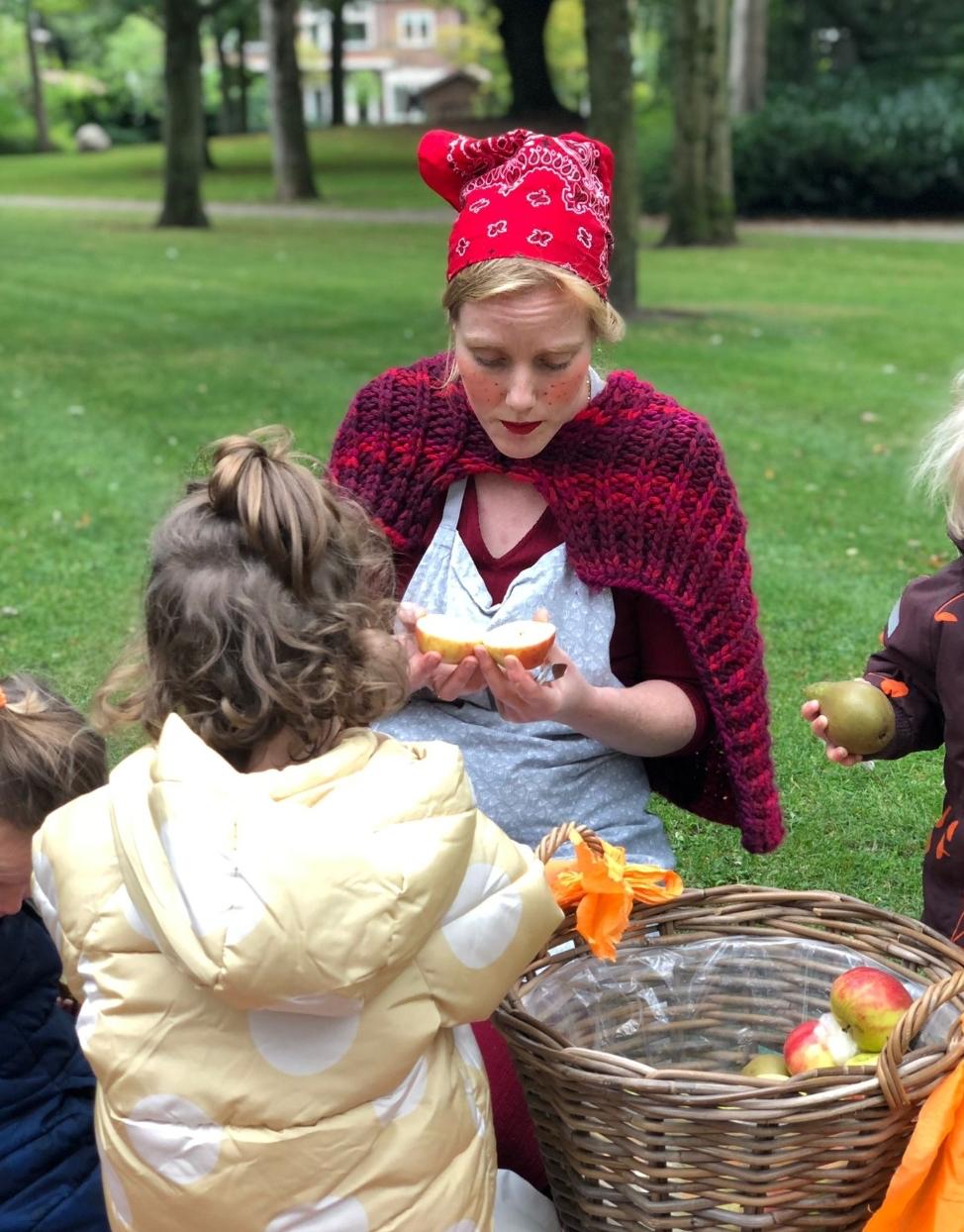 Leidster met kinderen in het park